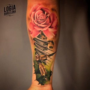 Tatuaje-brazo-rosa-piano-logia-barcelona-Curro-Lopez 